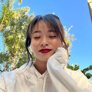 Meet your posher • •